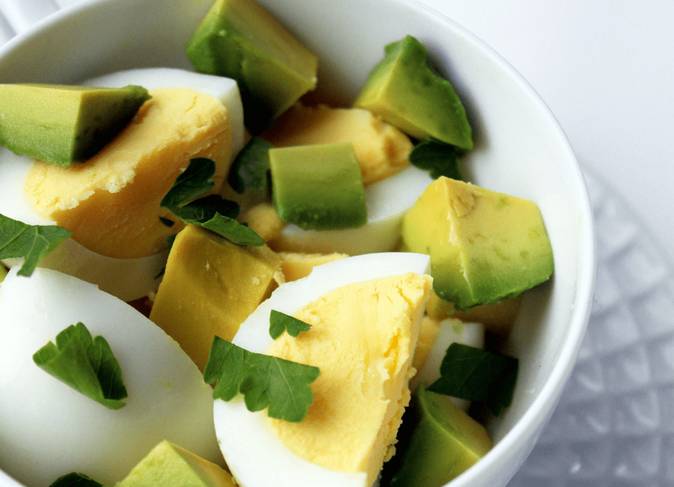 Salată cu avocado și ouă pe dietă proteică