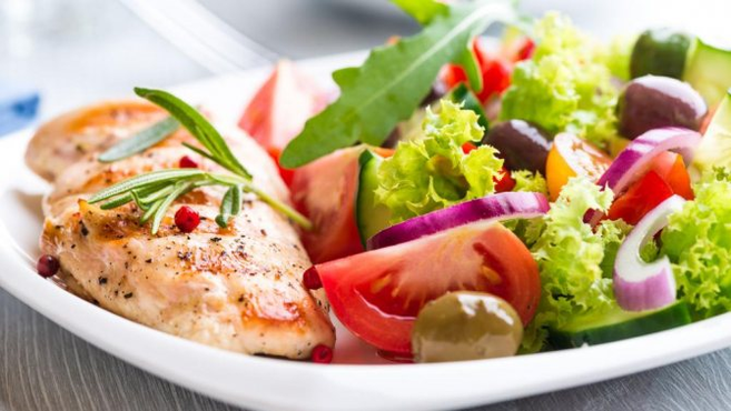 Salată de legume și pește pe dietă proteică
