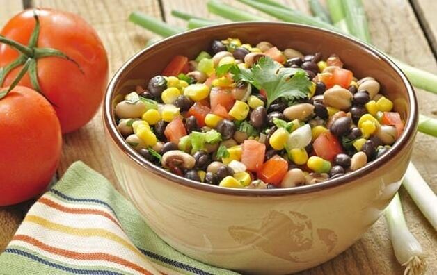 Salata de legume dietetice poate fi inclusă în meniu dacă slăbești cu o alimentație adecvată