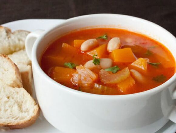 Supa de țelină este un fel de mâncare consistentă într-o dietă sănătoasă pentru scăderea în greutate