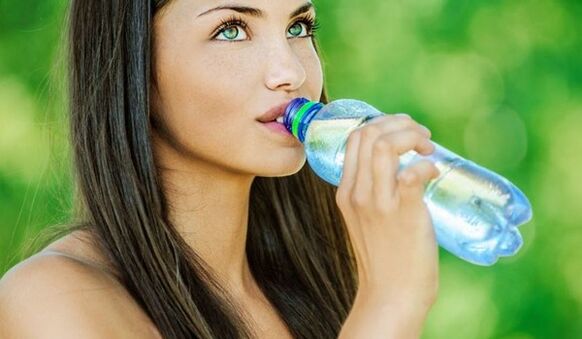 Pentru a pierde în greutate eficient, trebuie să bei suficientă apă. 