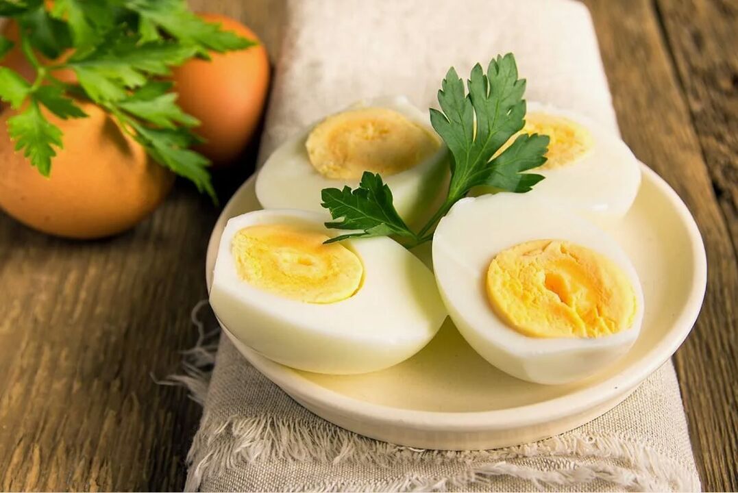 ouă fierte la micul dejun